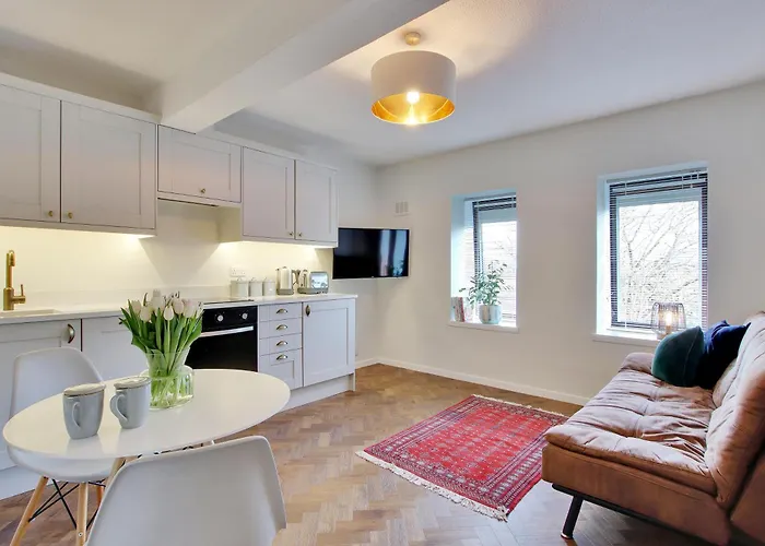 Chic 2-Bed Apartment, Free Wi-Fi And Parking