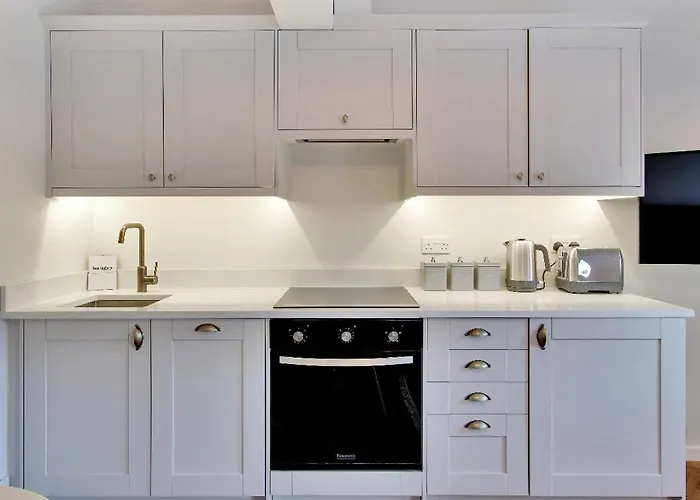 Chic 2-Bed Apartment, Free Wi-Fi And Parking
