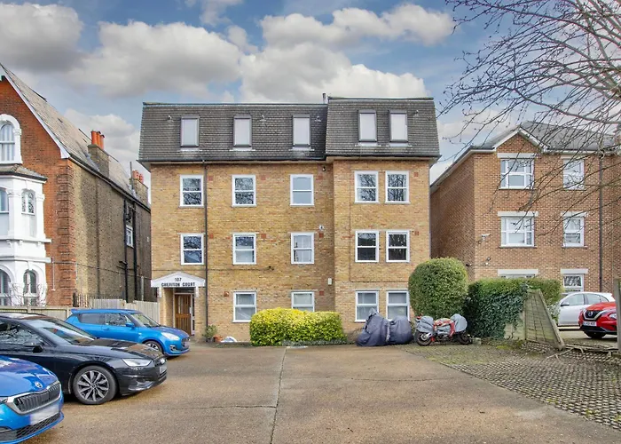 Chic 2-Bed Apartment, Free Wi-Fi And Parking